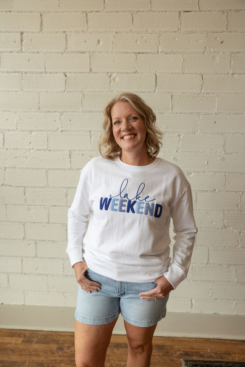 LAKE WEEKEND CREWNECK SWEATSHIRT