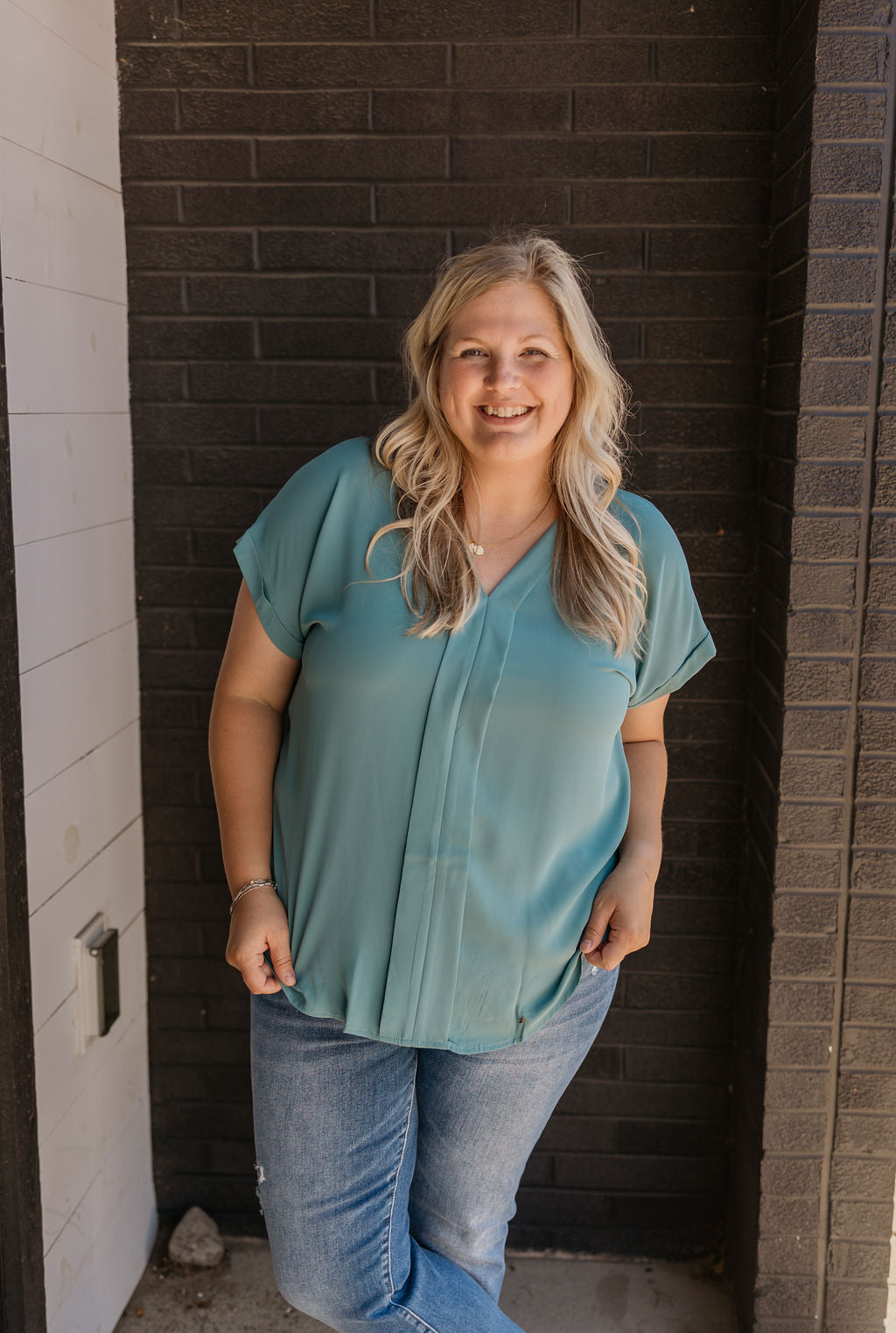 TARYN CURVY VNECK BLOUSE