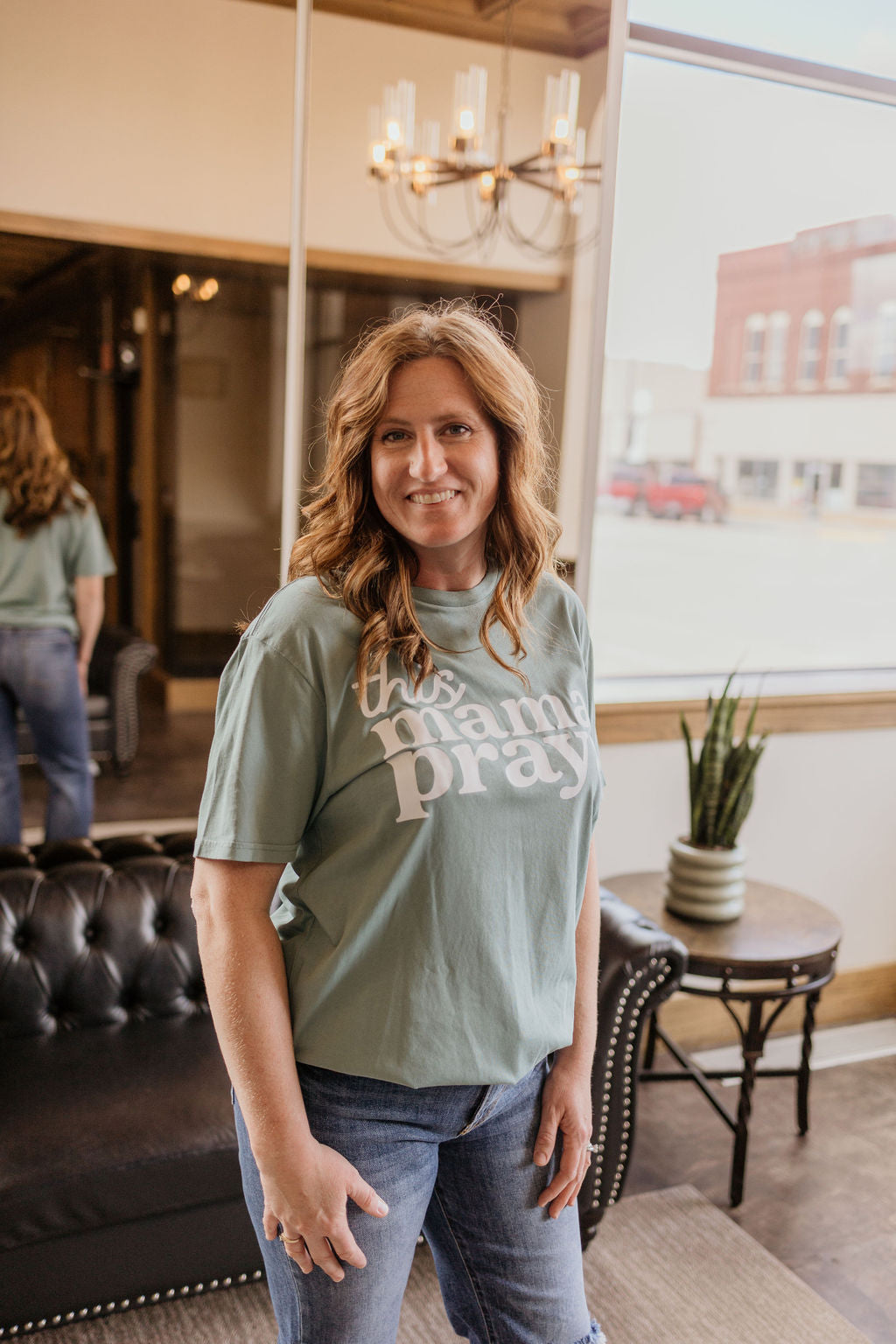 THIS MAMA PRAYS GRAPHIC TEE