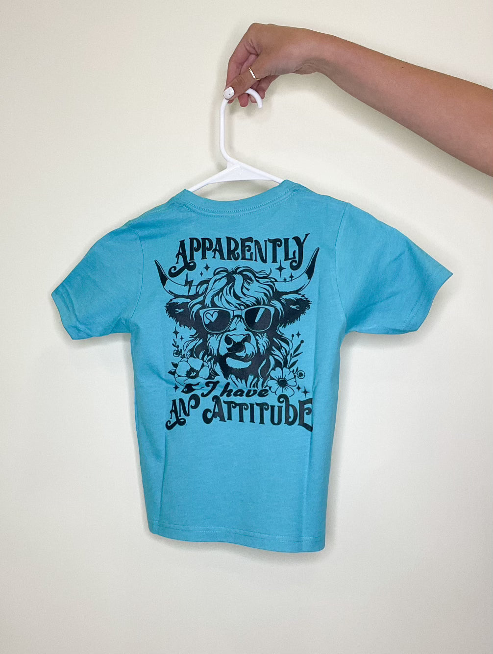 APPARENTLY I HAVE AN ATTITUDE GRAPHIC TEE