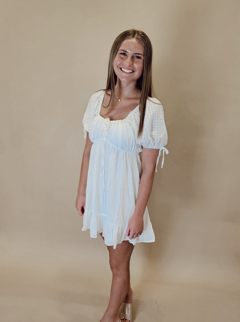 PRESLEY WHITE SHORT SLEEVE SWEETHEART NECKLINE BY IVY & CO
